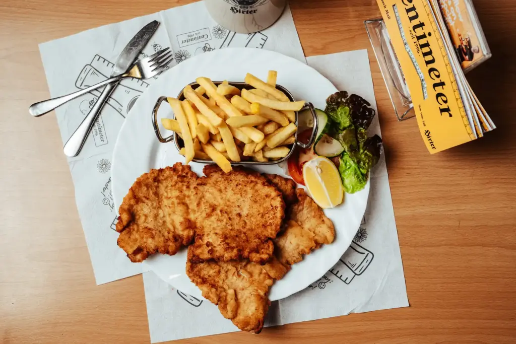 Schnitzel mit Pommes und Salat im Centimeter in Wien