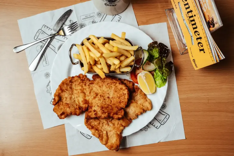 Schnitzel mit Pommes und Salat im Centimeter in Wien
