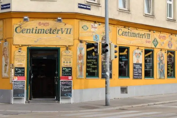 Centimeter bei den Stadtbahnbögen in Wien