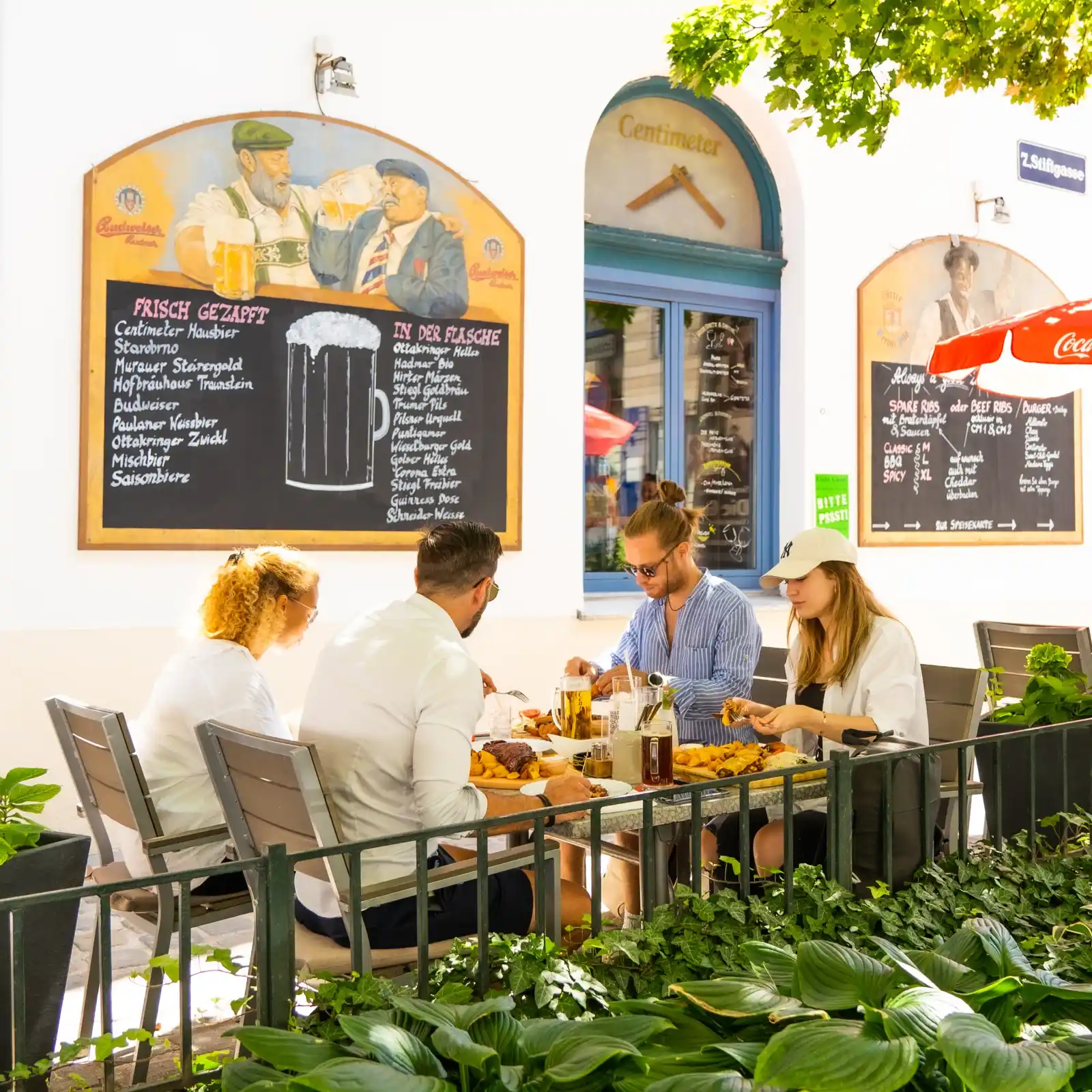 Freunde genießen Burger Wien beim Centimeter am Spittelberg