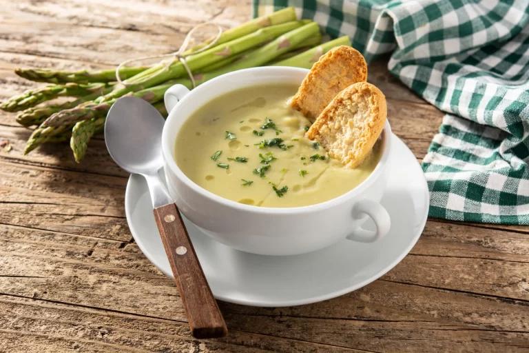 Spargelcremesuppe serviert mit 2 Brötchen